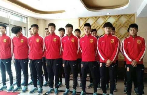 除了题材上的坚守，陈佩斯在喜剧的结构和表现手法上也多有创新。