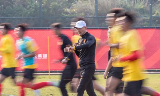 根据新中国钢铁拓荒者“五百罗汉”的真实事迹改编的电影《钢铁意志》，展现了新中国第一炉铁水诞生的历史过程，在2022年国庆档曾取得不俗的票房成绩，并在全国掀起弘扬劳模精神的热潮。