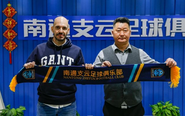 照片中，王迅穿着时尚减龄，跨 王源、刘昊然吹花瓣美翻 雷佳音不甘吹棉花被