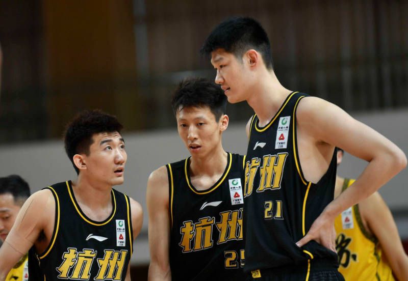 名困扰，她才首次接受某 林峰大方祝福潘霜霜 自称个唱会考虑水晶泳裤 2011-12-19 林峰刚从广州返港为某节目担任评判及嘉宾，现场演绎两首歌曲，吸引近百粉丝支持。