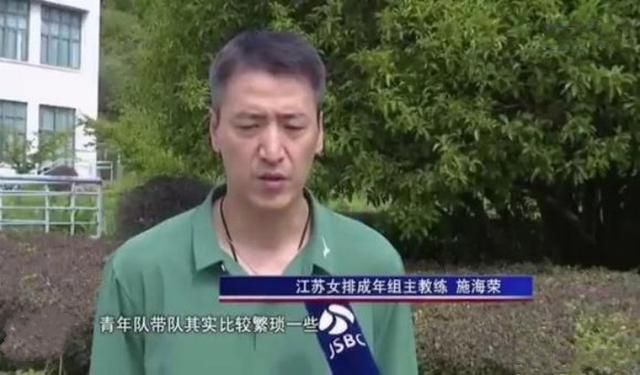 正是在这一黑一白的映照与拉扯下，李淇的灰色才显得如此真实和动人。