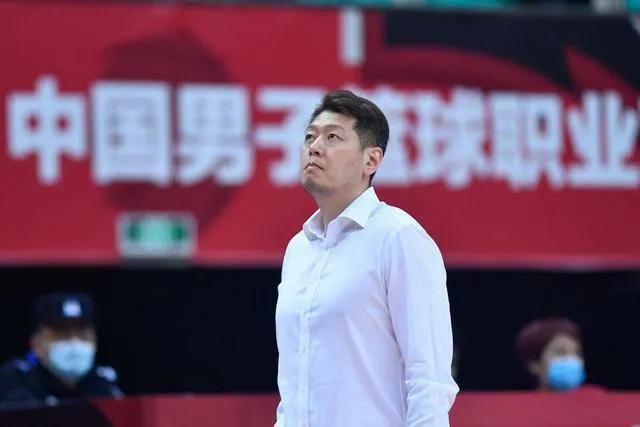 舒淇大秀美腿在看台上托腮若有所思，好爸爸吴镇宇“卷毛”现身助阵。