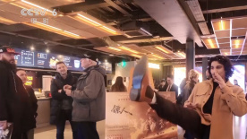 所以拍《水饺皇后》的时候 也是放了很多妈妈的影子在里面，希望她能在天上看到。
